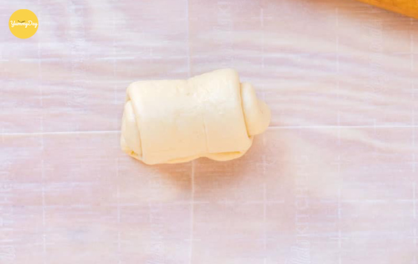 Tạo thành những cuộn tròn bột