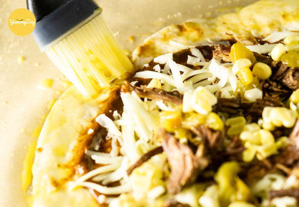 Quết lớp dầu quanh chiếc bánh pizza bò