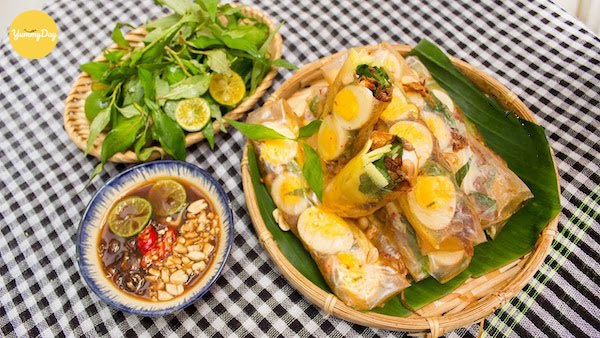 Bánh tráng cuốn sốt me ngon ơi là ngon.