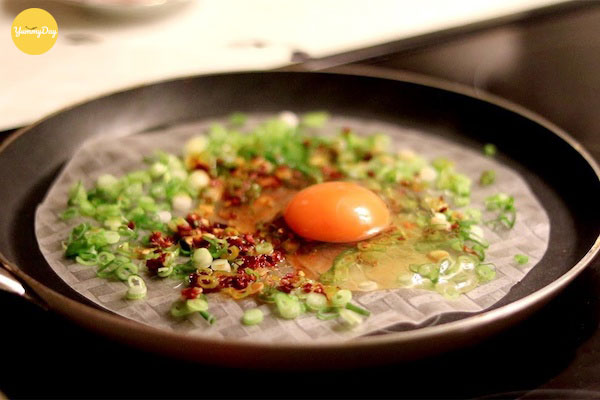 Đập 1 quả trứng vào chảo