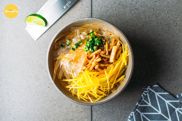 Cho tất cả nguyên liệu vào một bát to