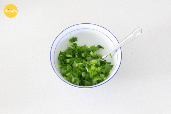 Tiến hành làm mỡ hành thơm lừng