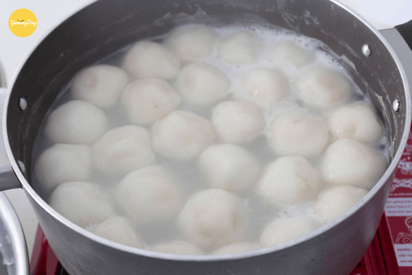 Luộc bánh trôi nước
