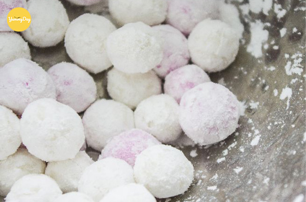 Những viên bánh trôi nước tròn vo chờ được luộc