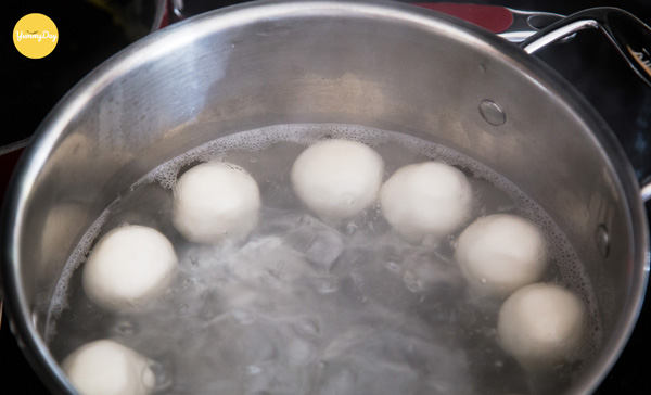 Luộc bánh trôi nước