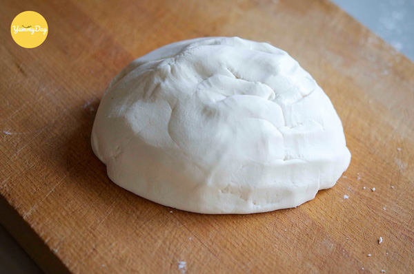 Tiến hành nhào bột bánh