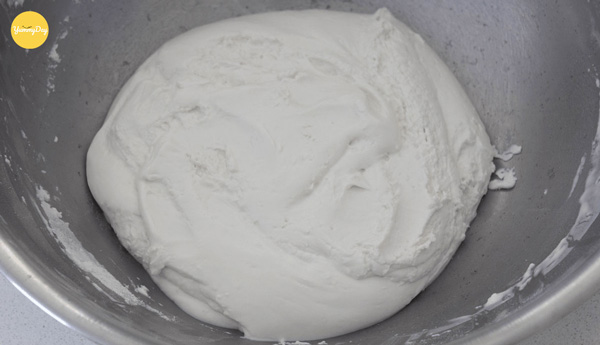 Nhồi bột làm vỏ bánh trôi nước