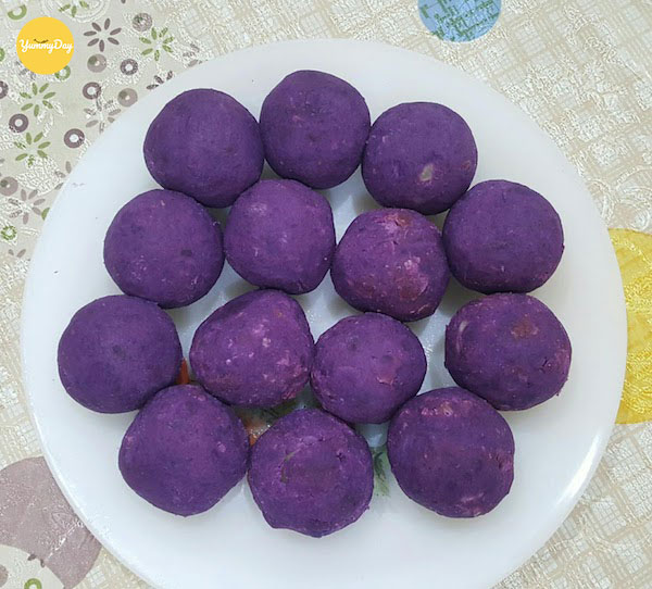 Vỏ bánh và nhân gói kín lại và vo tròn đều