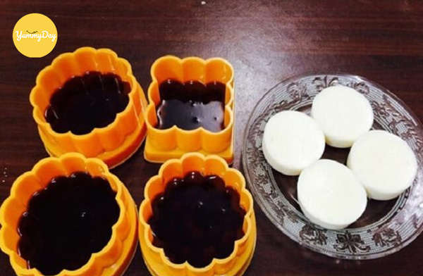Cho phần vỏ bánh vào khuôn