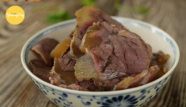 Thịt bò đem thái mỏng và luộc sơ trước