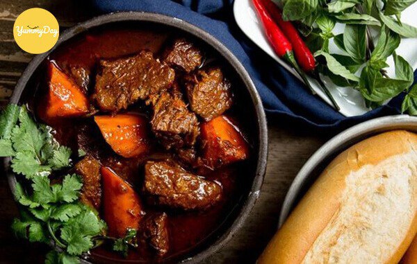 Món bò kho đúng chuẩn có màu đỏ nhẹ vô cùng bất mắt