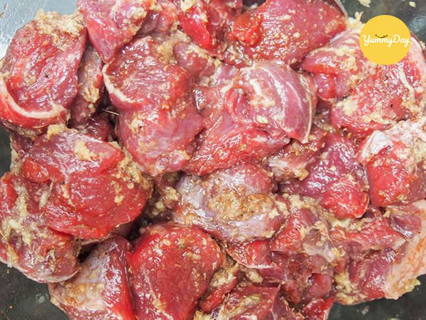 Ướp thịt bò cho thấm đều gia vị