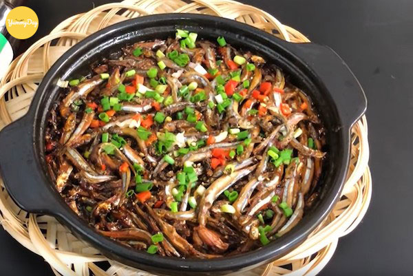 Cá cơm kho tiêu nhìn là thèm
