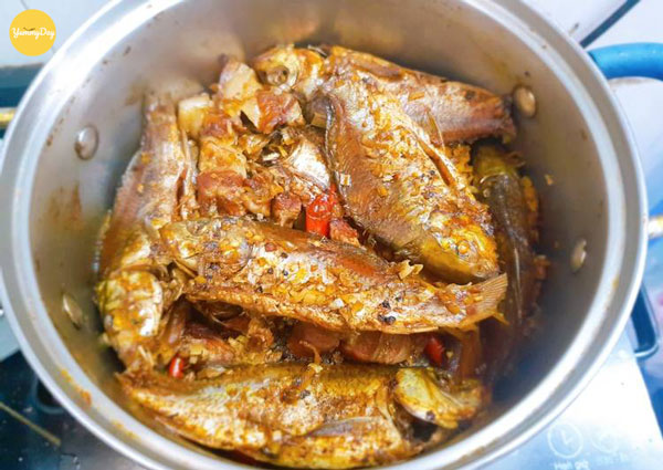 Cá diếc kho tương ăn kèm cơm trắng thì còn gì tuyệt vời bằng