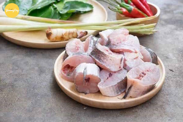 Cá lóc sau khi làm sạch được thái khúc