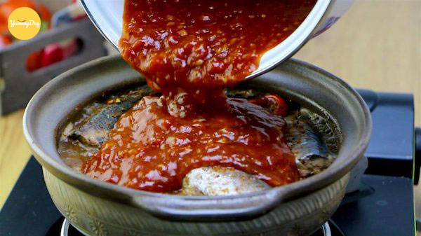 Thêm phần nước sốt cà chua đảo đều cùng cá