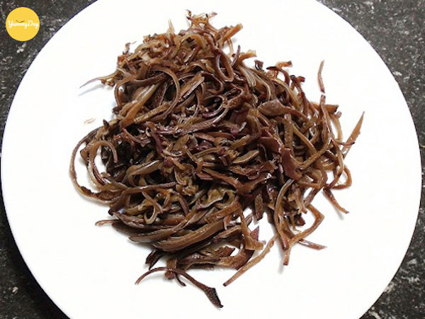 Cắt mộc nhĩ thành sợi nhỏ