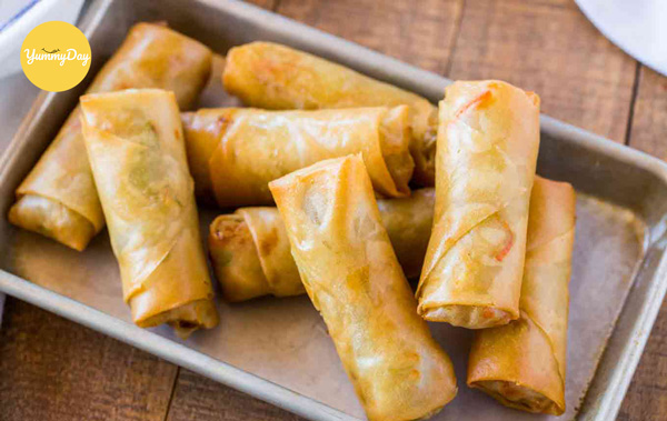Vớt ra để chả giò được ráo dầu