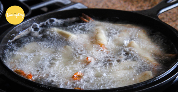 Đem chiên những cuốn chả giò ngập dầu