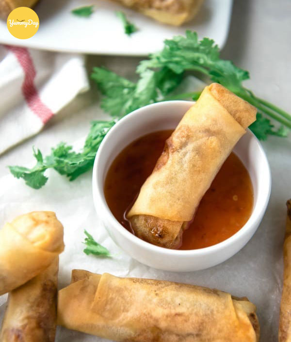Chuẩn bị nguyên liệu làm món chả giò tôm thịt khoai môn