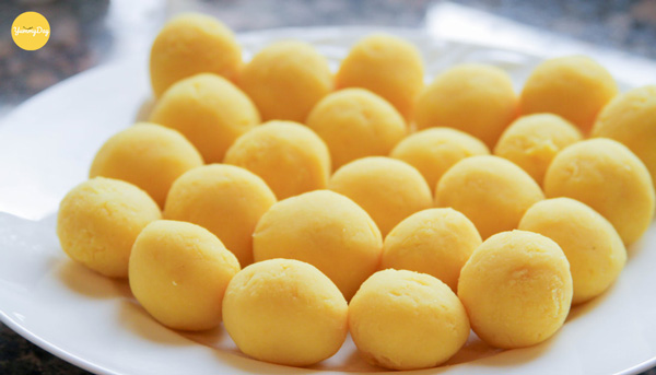 Vo nhân bánh thành những viên tròn