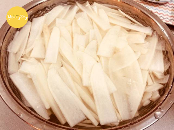 Thái củ cải trắng thành lát mỏng