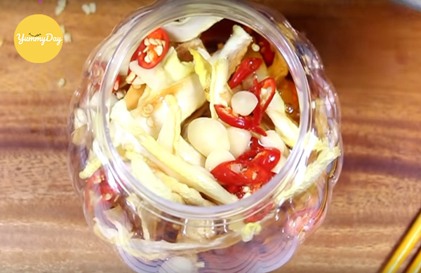 Tiến hành ngâm củ cải trắng với mắm