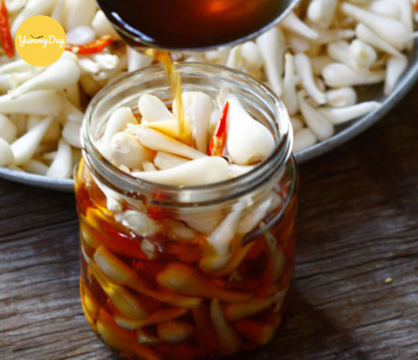 Cho nước giấm ngâm đường vào ngập hũ