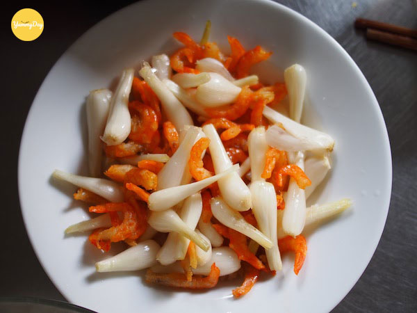 Củ kiệu ăn kèm tôm khô là ngon số dách luôn