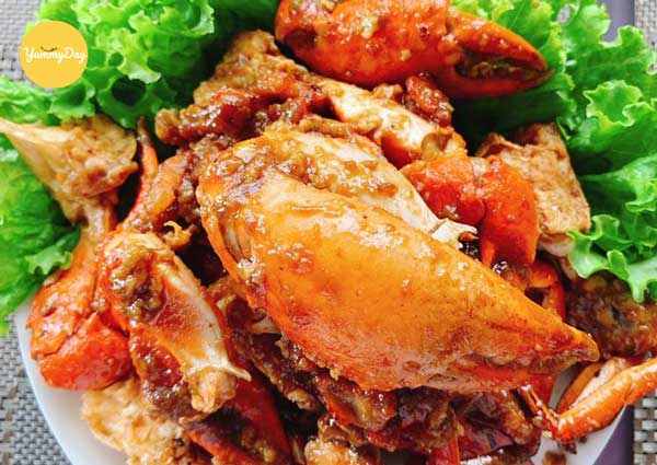 Trình bày món cua rang me ra đĩa và thưởng thức
