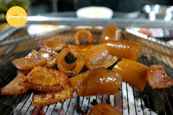 Da heo nướng vàng thơm trên lửa than hồng