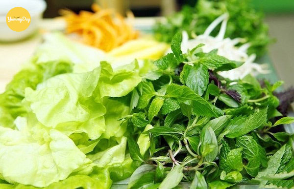 Rửa sạch rau thơm