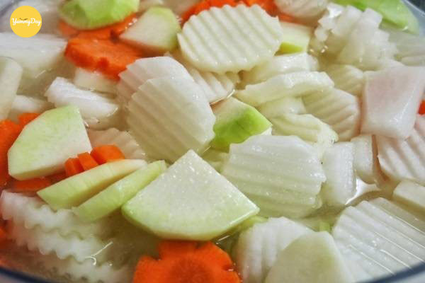 Rửa su hào cà rốt lại với nước