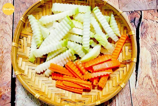 Cắt su hào cà rốt thành hình dạng bạn yêu thích nhé
