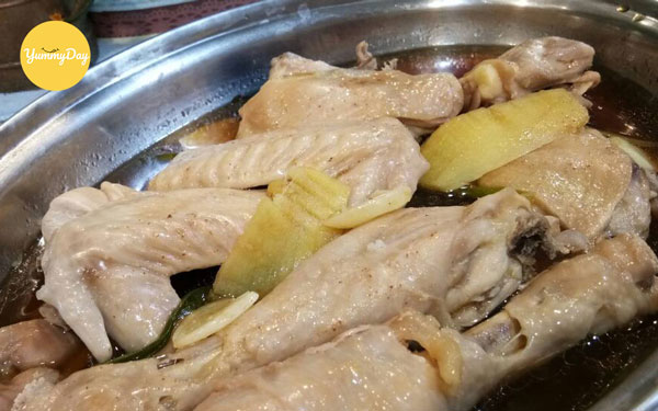 Hấp gà với nước mắm nhĩ sắp hoàn thành rồi nè