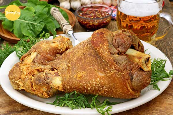 Giò heo muối chiên giòn vàng cực hấp dẫn