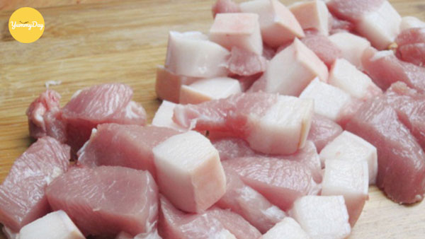 Thái thịt thành miếng vuông