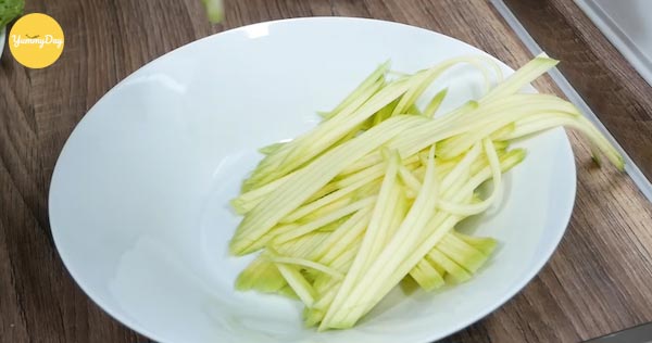 Bào xoài thành sợi nhỏ