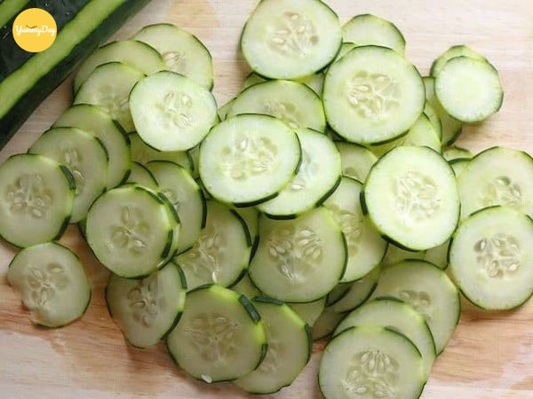 Dưa leo rửa sạch cắt lát