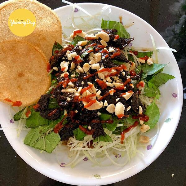 Gỏi đu đủ khô bò - món ăn vặt được giới trẻ ưa thích