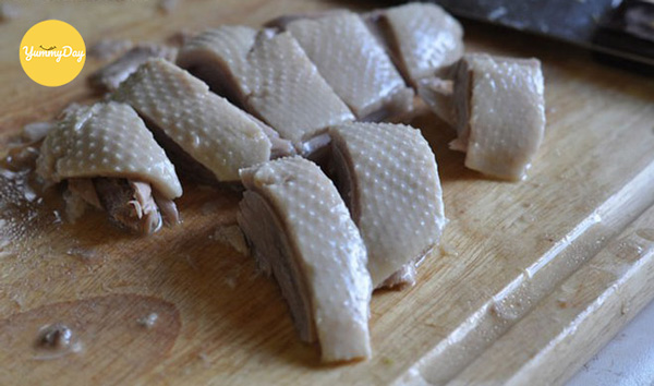 Chặt thịt vịt thành miếng vừa ăn