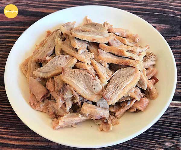 Bạn lọc xương vịt để lấy thịt vịt