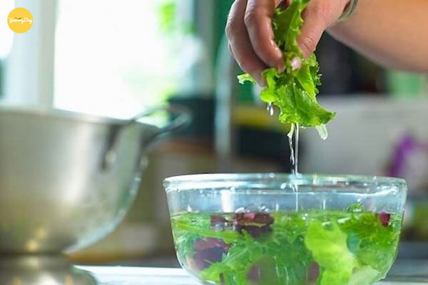 Rửa rau thật sạch với nước