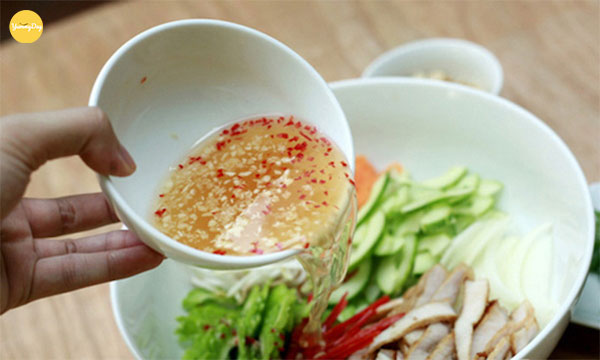 Bạn nhớ vừa trộn gỏi vừa rưới nước mắm trộn gỏi lên nhé!