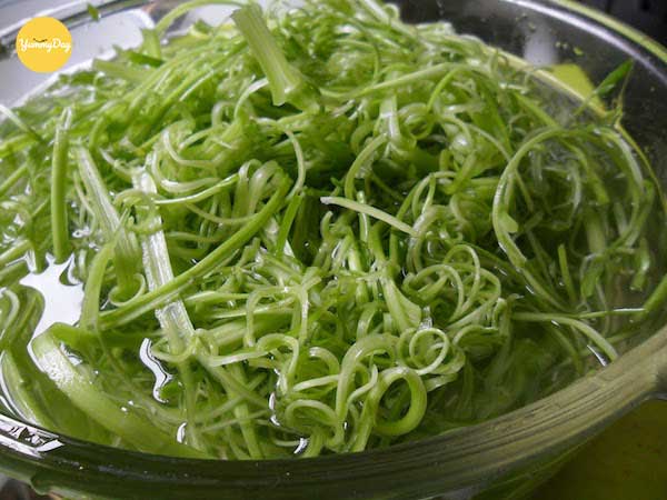 Rau muống chẻ đem ngâm với nước đá lạnh