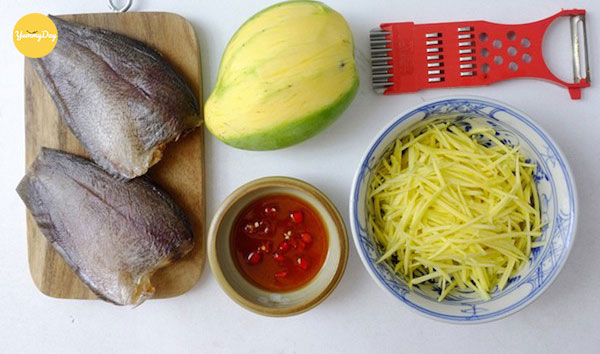 Nguyên liệu chính làm gỏi khô cá sặc với xoài