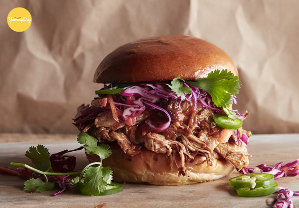 Tiến hành làm bánh hamburger thịt heo xé sợi