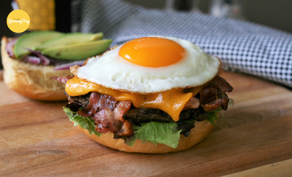 Tiến hành làm hamburger trứng xúc xích