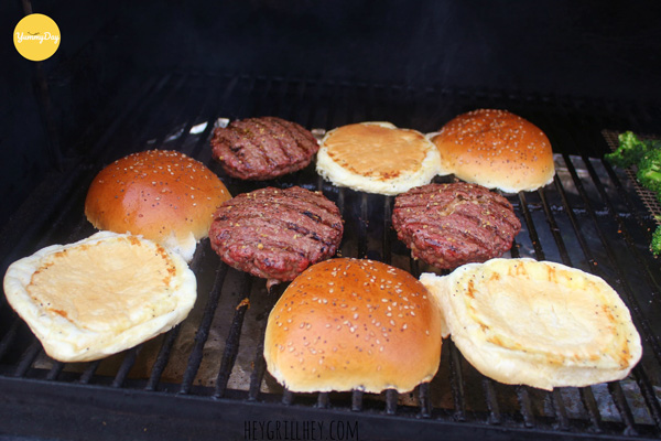 Nướng vỏ bánh mì hamburger và xúc xích