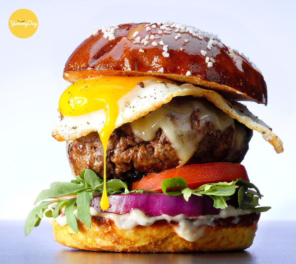 Bánh mì hamburger trứng xúc xích kèm rau thập cẩm
